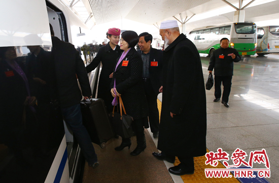 3月2日上午，驻豫全国人大代表登上进京列车