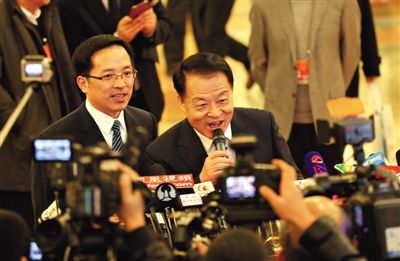 昨日，交通部部长杨传堂在两会上接受媒体采访，他说家人想购车，连续三年“摇号”都没中。