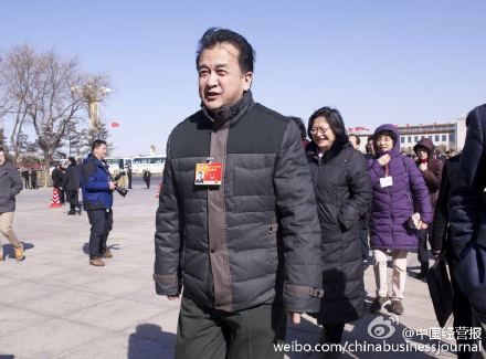 黄宏走入会场