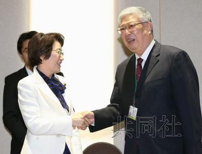 3月15日下午，日本防灾担当相山谷惠理子与中国民政部长李立国（右）会谈。