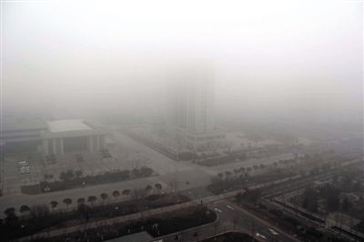 昨日，连云港市赣榆区14层高楼上拍摄的大雾天气。当日，江苏省多地出现大雾天气。新华社发