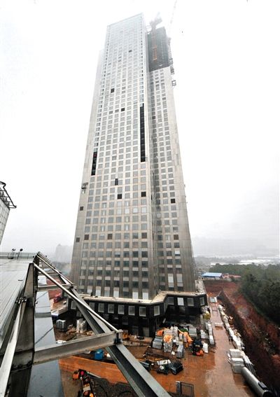 湖南远大可建公司采取模块化建造技术建造的57层高楼施工现场。新华社发