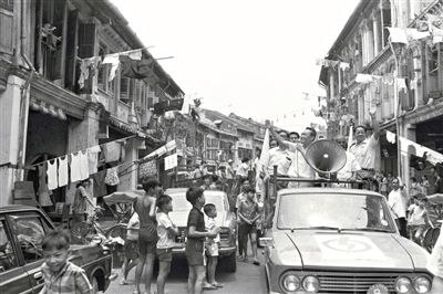 1972年9月，时任新加坡总理的李光耀在唐人街选区感谢选民的支持。