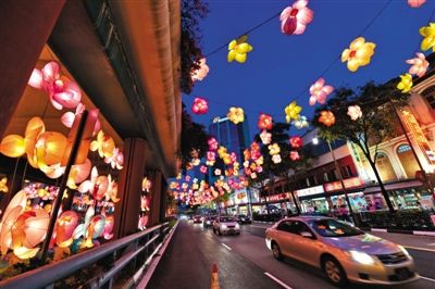 2014年8月19日，新加坡唐人街街头挂满了花灯。