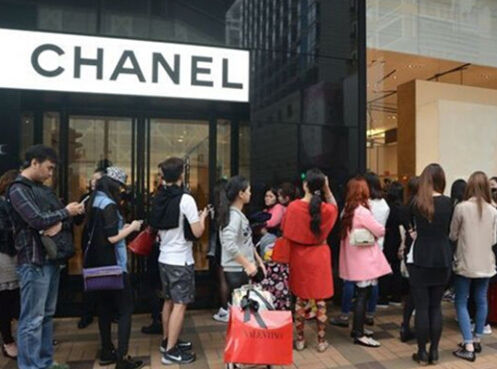 近日中国内地香奈儿门店宣布降价消息后消费者蜂拥而至