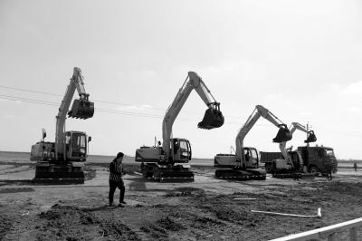 　北京现代沧州工厂开工仪式上，多台挖掘机齐鸣。京华时报记者谭青摄