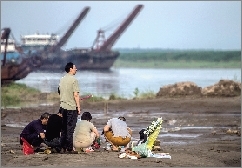 昨天,客轮翻沉事件的遇难者家属来到监利县江边悼念逝去的亲人。 新华社发 昨天,客轮翻沉事件的遇难者家属来到监利县江边悼念逝去的亲人。 新华社发