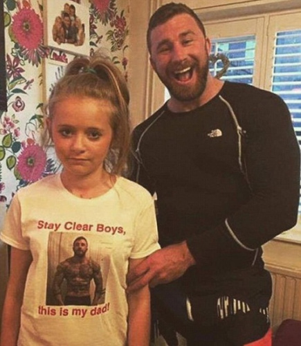 图三：为阻止小男生靠近自己女儿，一位聪明的父亲将自己浑身肌肉的照片印在T恤上给女儿穿。