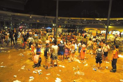 6月27日，发生爆炸后人们聚集在新北市八仙水上乐园的空地上。新华社发