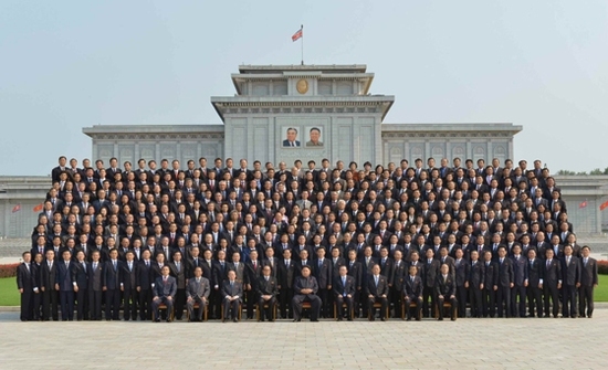 合影中金平日站在金正恩身后。