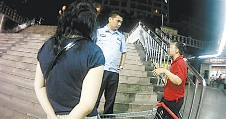 民警在调解李大妈（左）的偷拍纠纷 巴南警方供图