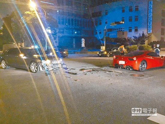 图为车号8889的法拉利（右）和车号9888的宾利车（左）发生擦撞，法拉利车身严重损毁。