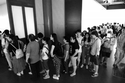 众人排起长队等待观看中国第一画《清明上河图》。
