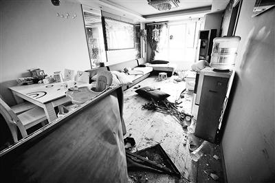 爆炸后海港城小区一户业主的家中满目疮痍 摄影/本报记者 郁骁