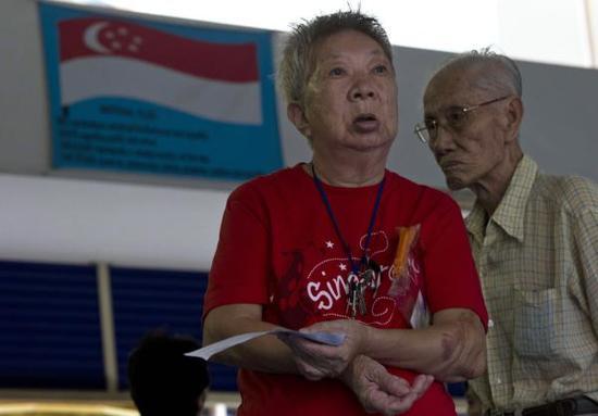 9月11日，新加坡，两位老人在参加投票