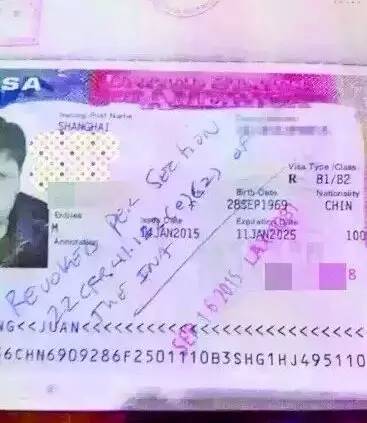 16日一名入境美国中国旅客被海关告知他欧游时留下“不文明游客”纪录