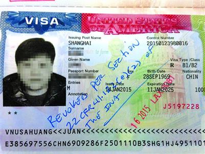 美国官员在黄女士的签证上签写“INA(注：inadmissible，意为不许入境)”