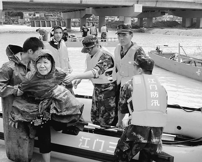 5日，广东江门市边防官兵解救被洪水围困的群众。 廖 键摄（人民视觉）