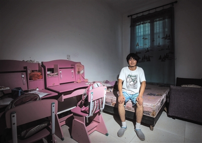 老三张泽龙初中辍学后,只能不时去小工厂搬砖铲泥打零工。 老三张泽龙初中辍学后,只能不时去小工厂搬砖铲泥打零工。