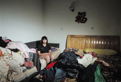 老四张金鑫辍学后结婚,但户口问题使婚姻产生矛盾,离婚后患上了抑郁症。 老四张金鑫辍学后结婚,但户口问题使婚姻产生矛盾,离婚后患上了抑郁症。