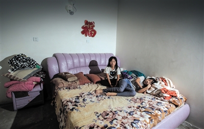 老六老七正在读小学,因担心走上哥哥姐姐的老路,户口成为她们最大的心愿。 老六老七正在读小学,因担心走上哥哥姐姐的老路,户口成为她们最大的心愿。