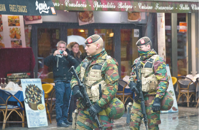 比利时21日将布鲁塞尔大区安全警戒级别提升至最高级。图为比利时军人22日在布鲁塞尔市区巡逻