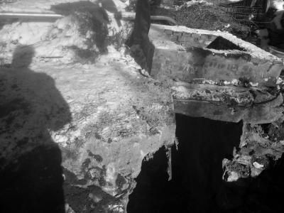 村民王春家的水窖拆除后仅发现了两根细钢筋。京华时报记者 韩林君 摄