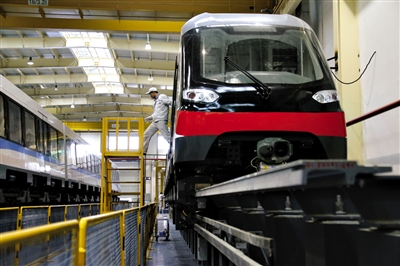 12月8日，工程技术人员在长沙调试磁浮列车。