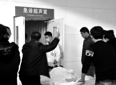 在宁夏医科大学总医院，一名伤者被紧急送往超声室检查。