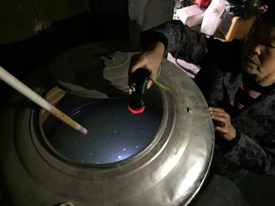 洞庭湖缺水，2015年11月，湖南省南县石坝村肖喜福老人家中面临的水质型缺水难题。近20多年来，家里打了两次深井，如图所示，井水呈乳白色，铁锰严重超标，无法饮用。新华社记者周楠摄