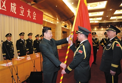 习近平将军旗授予东部战区司令员刘粤军、政治委员郑卫平。