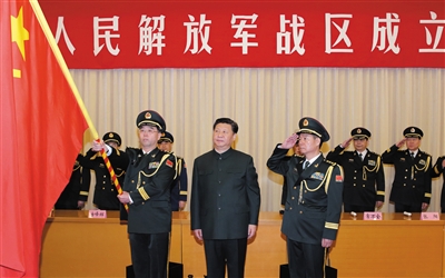 习近平将军旗授予中部战区司令员韩卫国、政治委员殷方龙。