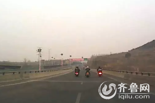 三十多辆摩托山东高速上飙车 交警拦不住(图)