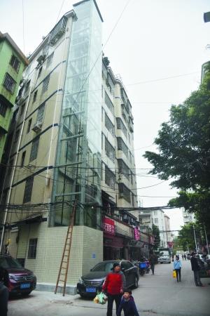 广州男子为方便年老父母上下楼 违建观光电梯