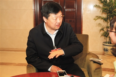 昨日下午，全国人大代表、哈尔滨市长宋希斌在驻地接受新京报记者专访。张磊 摄