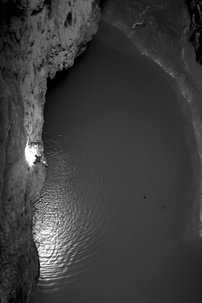 天坑底部发现地下水（3月3日摄）。新华社发
