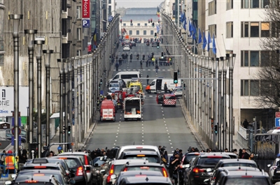 3月22日，比利时首都布鲁塞尔，救援人员和安全人员在发生爆炸的马埃勒贝克地铁站外工作。新华社记者 周磊 摄