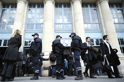 法国巴黎，警方加强安保工作。图/CFP