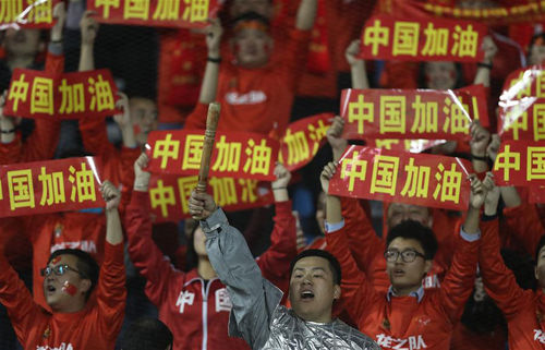 中国队球迷在看台上为球队加油。新华社发