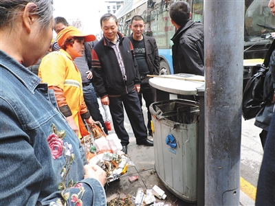 四川达州市通川区一垃圾桶，被抢枪支在此被找到。