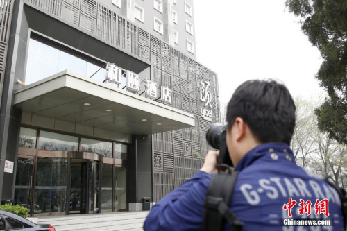 媒体记者关注北京“和颐酒店女生遇袭”事件。 图片来源：视觉中国