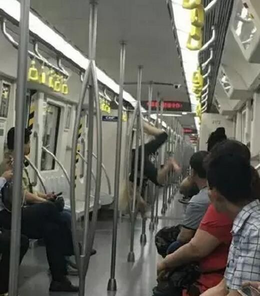 外国女孩天津地铁上跳钢管 连跳8站路(图)