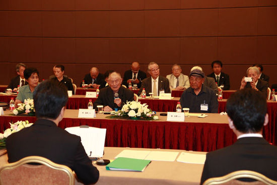 劳工代表与三菱综合材料公司签署协议现场。