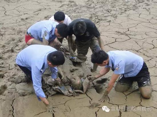 70岁老人深陷淤泥12小时