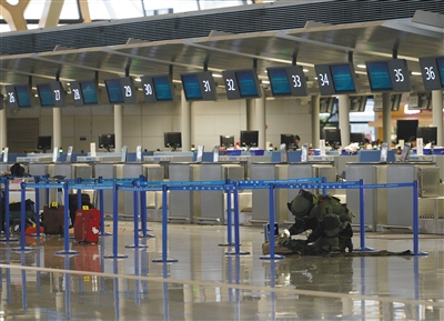 昨日，上海浦东机场，武警在排除疑似爆炸物。