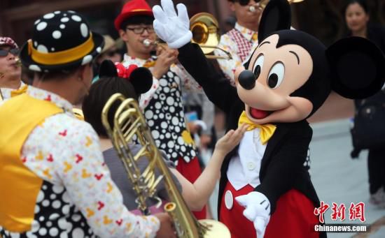 资料图：6月15日，上海迪士尼乐园举行“米奇童话专列”主题巡游。