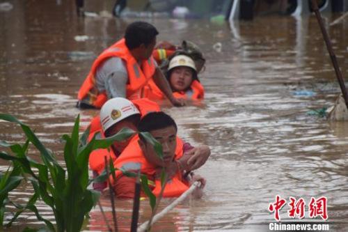 资料图：6月20日，贵州省黔西南州暴雨成灾。图为消防员抗洪救人。　黔西南消防 摄