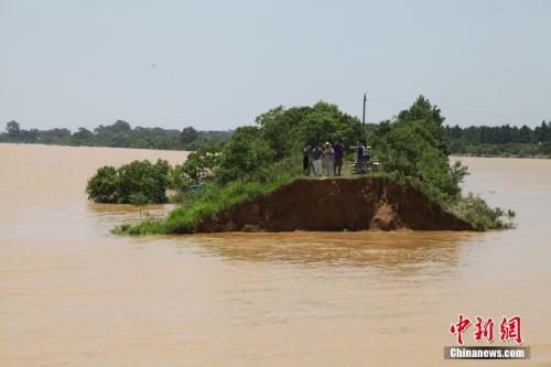 资料图：6月21日，江西鄱阳县滨田水库泄洪道河堤(滨田河)溃口现场。 王剑 摄