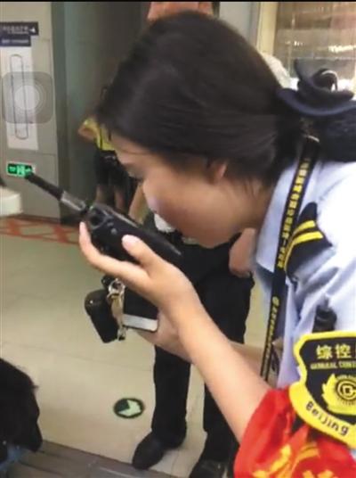 地铁工作人员一边疏散乘客让出空间，一边拨打急救电话。