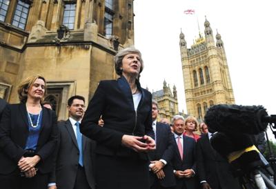 图为7月11日，特雷莎·梅在英国下议院外发表讲话。
